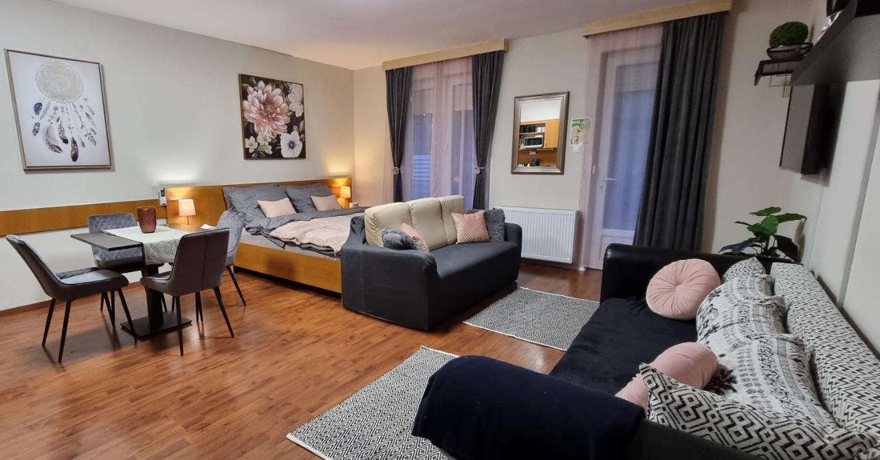 Relax Wellness Studio Hajduszoboszlo Appartement Buitenkant foto