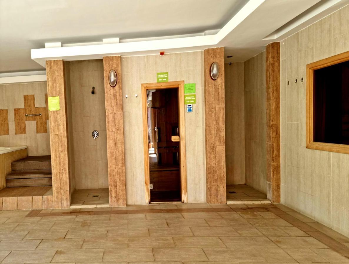 Relax Wellness Studio Hajduszoboszlo Appartement Buitenkant foto